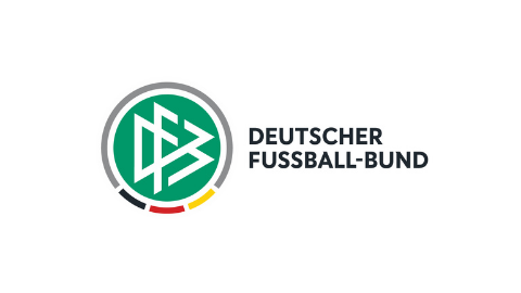 grünes DFB Logoemblem mit Halbkreis in grau und gestrichelter Linie in schwarz rot gold, schwarzer Logoschriftzug Deutscher Fussball-bund auf weißem Hintergrund