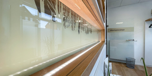 Dekofenster mit Folienplott als Gestaltungselement für Interior Design