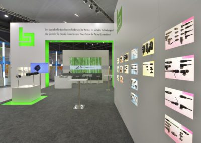 Messestand Systemwandabwicklung, Hebeboden beleuchtet, Teppich, Stehtische, Monitor