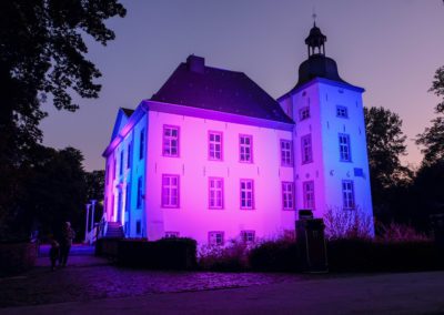 Gebäudebeleuchtung Wasserschloss Voerde in blau lila zur "LightItUp4HD" Kampagne