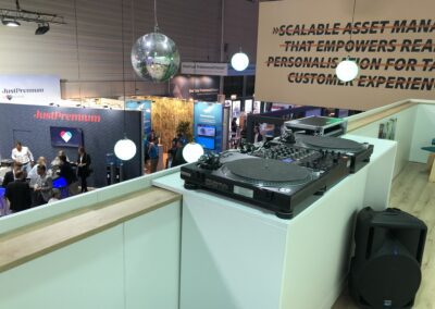 Doppelstock Messestand XING auf der DMEXCO 2019 Köln