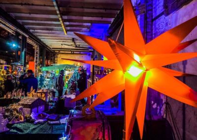 Weihnachtsmarkt in der Zeche Lohberg, Krippenstand mit beleuchtetem orangenen Stern