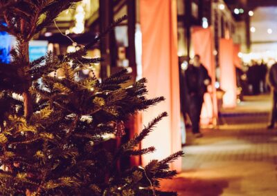 Zeche Lohberg von innen weihnachtslich beleuchtet, geschmückter Tannenbaum