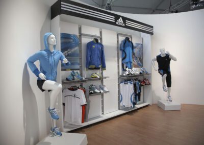 Showroom mit Exponaten der adidas Produktlinien, sportliche Schaufensterpuppen, Storedesign