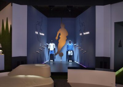 adidas Ausstellung im Showroom im Store Design mit Ausstellungstücken und Bildern an den Wänden und zwei Schaufensterpuppen