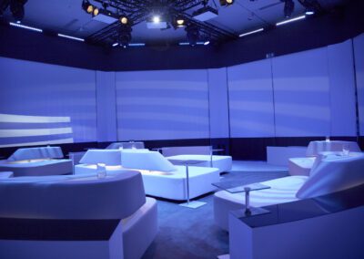 blau beleuchtete Lounge mit weißen Lederlounge Möbeln