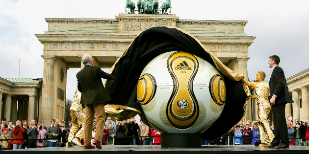 FIFA World Cup 2006, Franz Beckenbauer enthüllt auf einer Outdoorbühne einen XXL Fußball vor dem Brandenburger Tor in Berlin