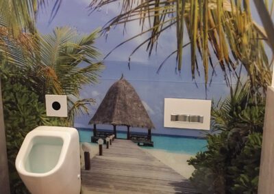 Reisebüro, Herren-WC, Pissoir, Wandgestaltung, buntes Urlaubs Strandmotiv, großflächige Grafik, Eiche Holzboden