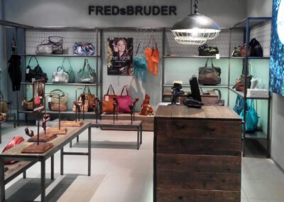 Shop Design FREDsBRUDER mit rustikaler Verkaufstheke und Industrieregalen