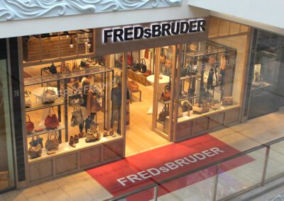 Sicht auf den FREDsBRUDER Shop, durch die Schaufenster sind Handtaschen und Jacken erkennbar