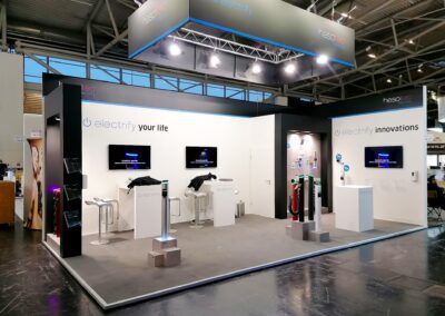 Großer Eckstand Messestand von hesotec electrify GmbH auf der eMove 360° Europe 2021 – der internationalen Fachmesse für Mobilität 4.0