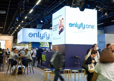 onlyfy by XING Messestand auf der ZPE22 – zu sehen sind der Raumbau mit Fernerkennung und die Speakerbühne unter dem leuchtenden LED-Cube