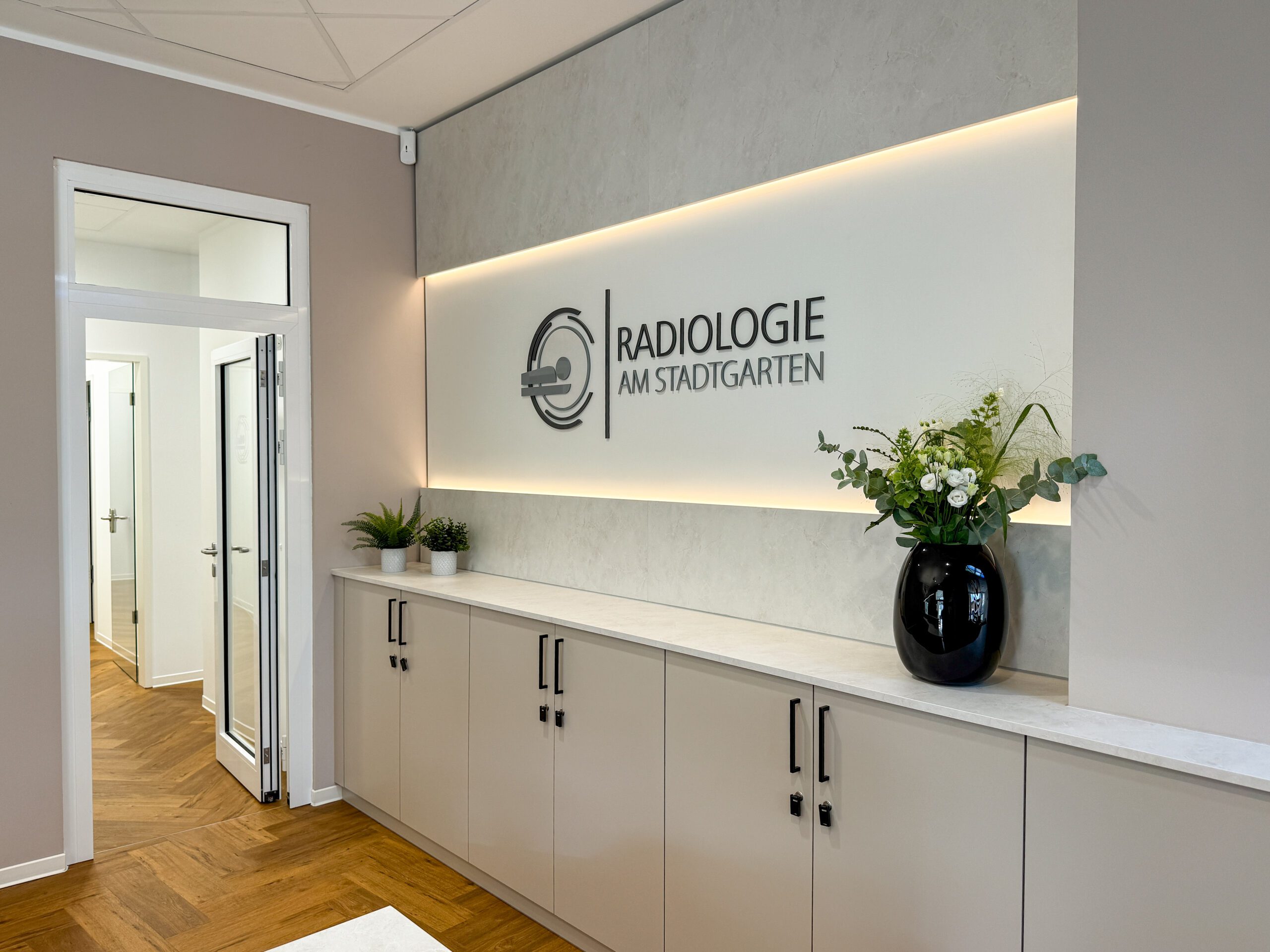 helles Wartezimmer einer Arztpraxis mit bodentiefen Fenstern